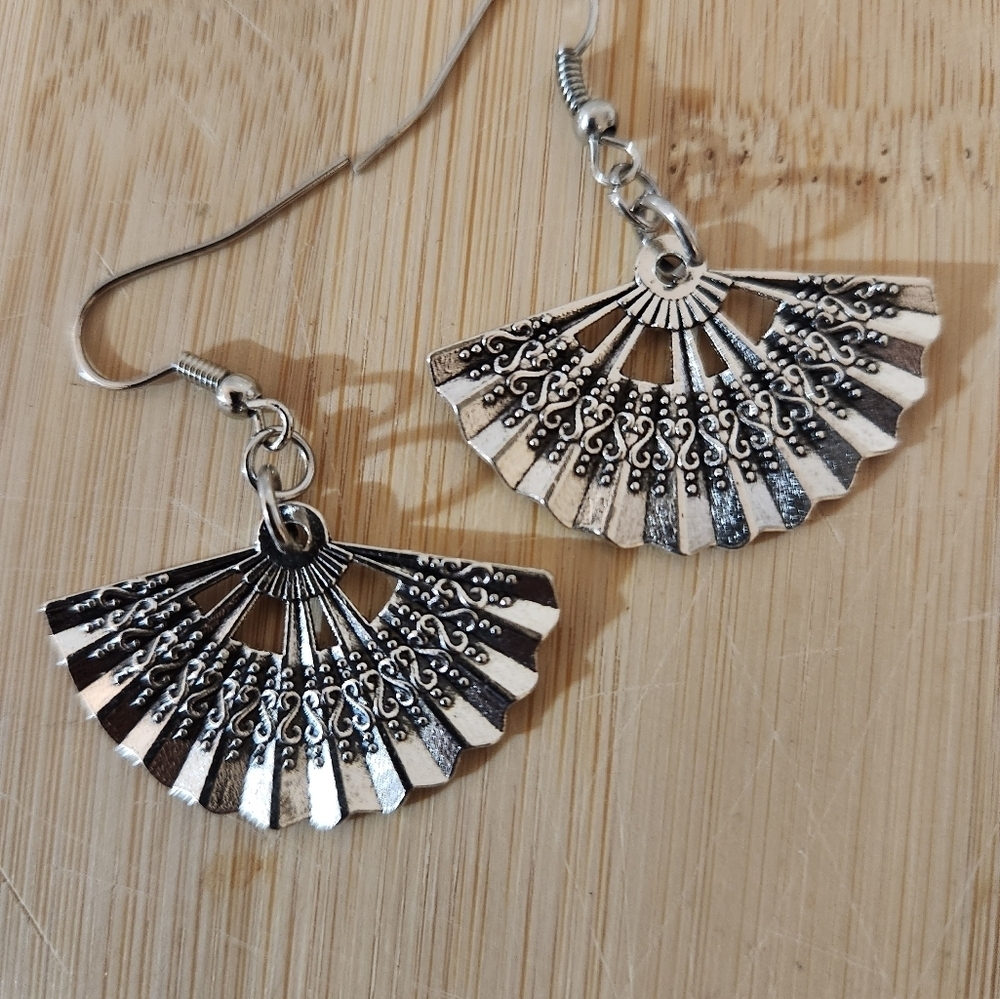 Hand Crafted Elegant Silver Fan Pierced Earrings - Picture 5 of 5